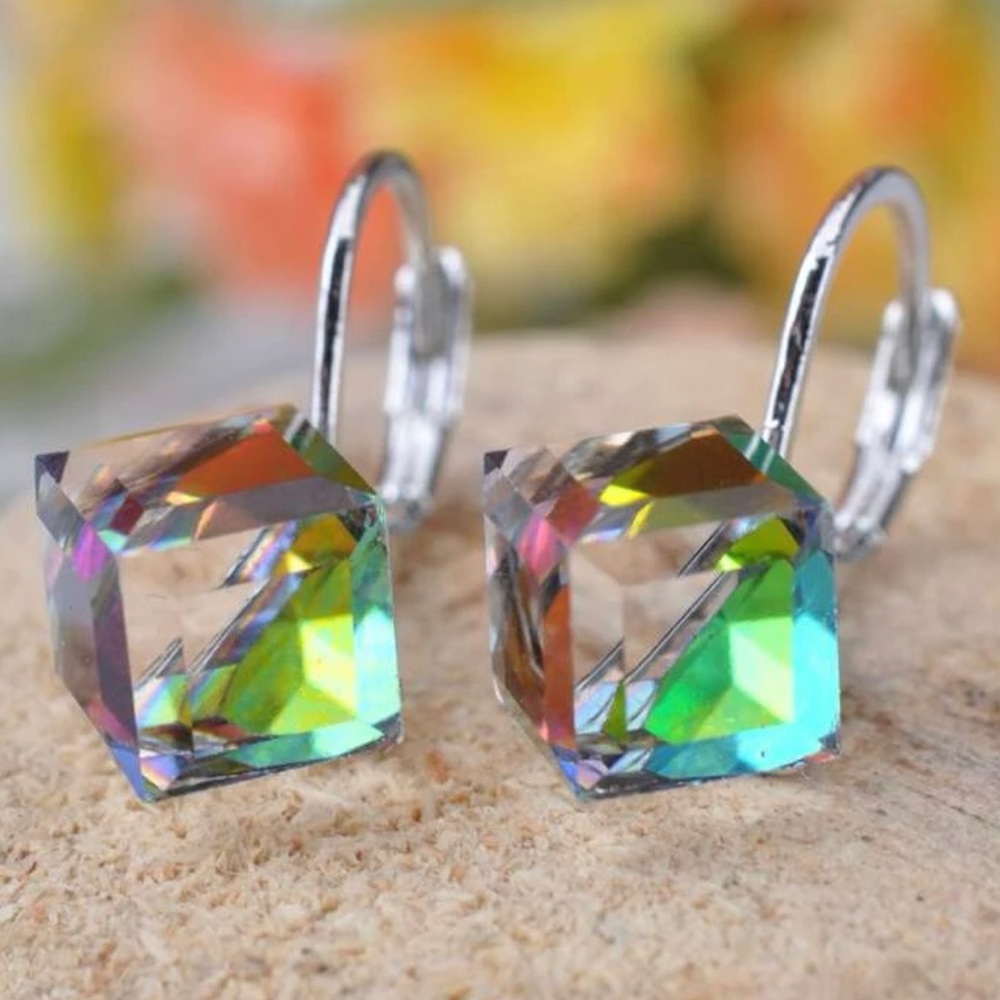 ⭕️BOGO FREE⭕️ Rainbow crystal cube earrings / NWOT - Picture 2 of 3